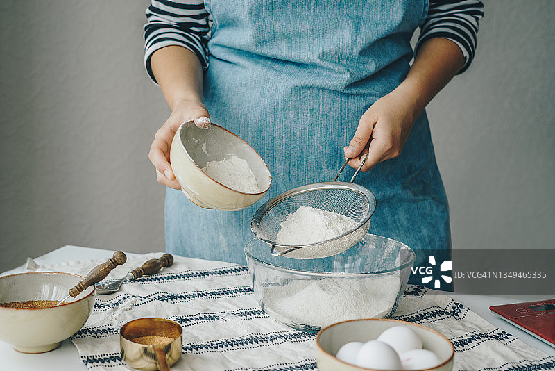 在家烘焙的女人图片素材
