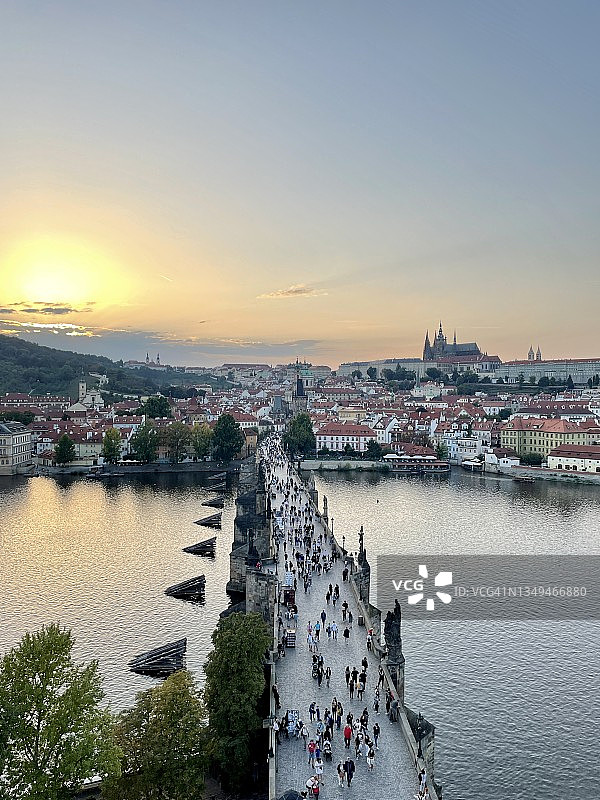布拉格查尔斯桥上的游客图片素材