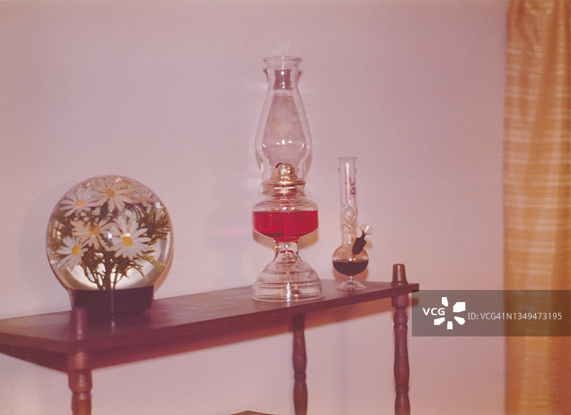 20世纪70年代室内设计与玻璃水烟筒，复古图片素材