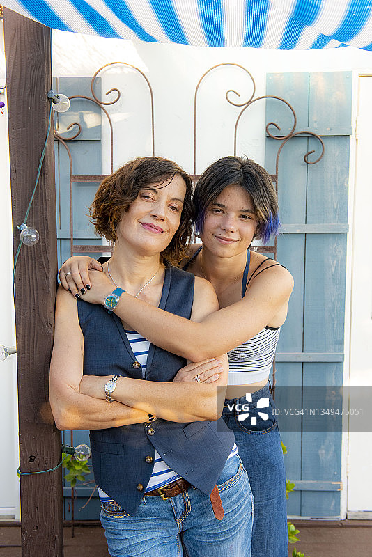 妈妈和十几岁的女儿图片素材