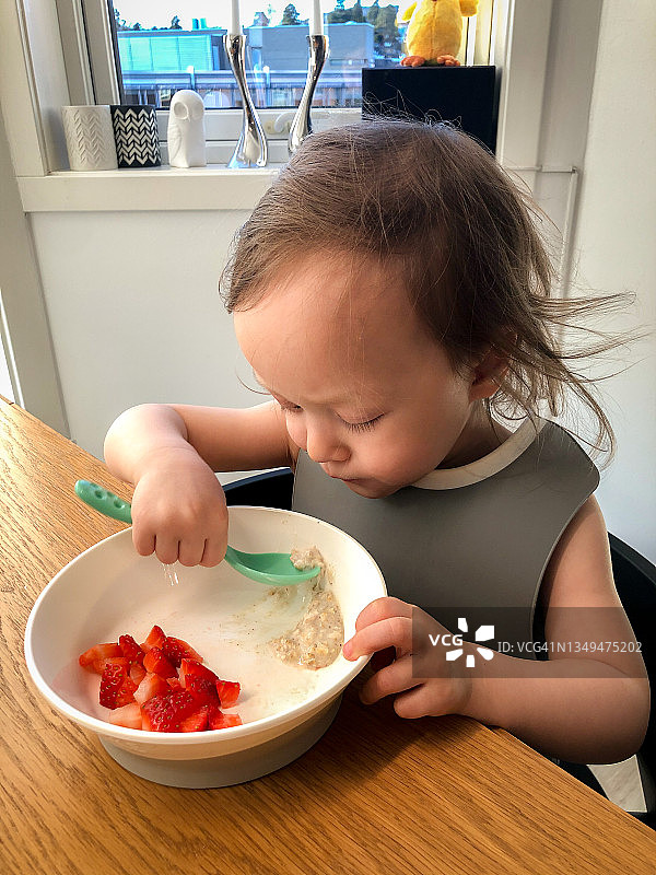 儿童在家吃水果燕麦图片素材