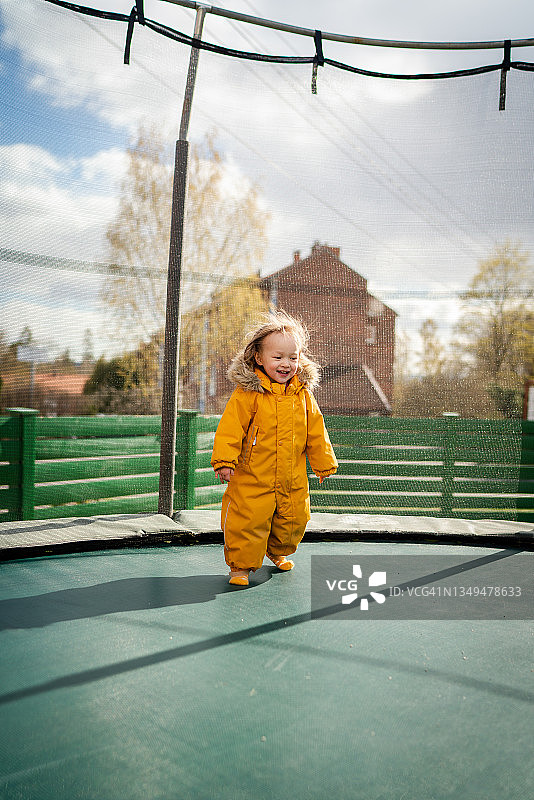 儿童在户外玩蹦床图片素材