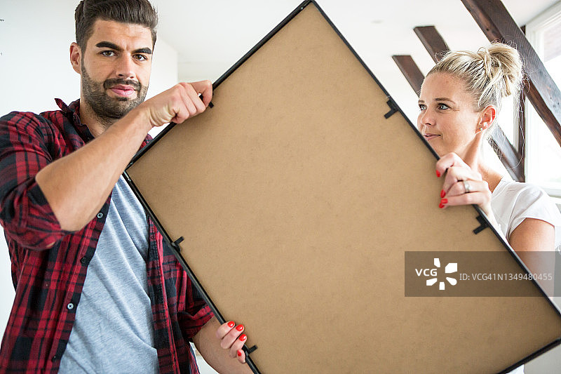 年轻家庭搬进新家图片素材