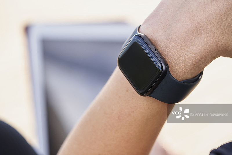 佩戴智能手表运动的手臂图片素材