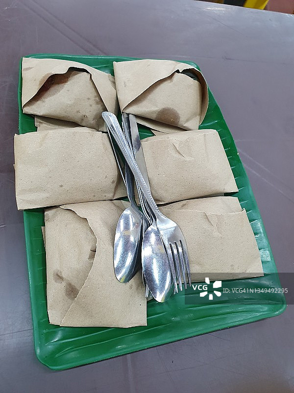 用棕色纸包裹的马来西亚椰浆饭图片素材