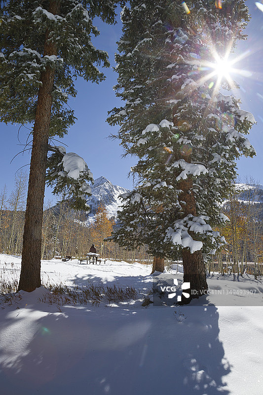 山区秋雪图片素材