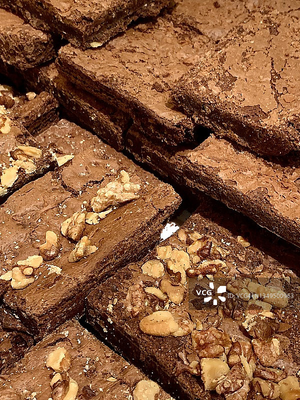 新鲜烘焙的美味巧克力布朗尼特写图片素材