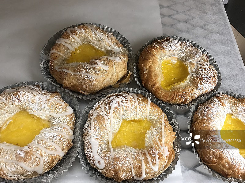 柠檬酱甜点，法式糕点与柠檬和香草奶油，磨砂糕点，带糖霜和糖的甜蛋糕，巴黎面包店的有机美食蛋糕，法国的传统美食图片素材