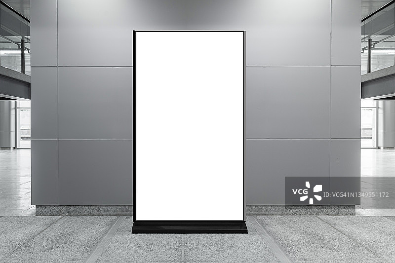 现代建筑中的空白立式广告牌图片素材