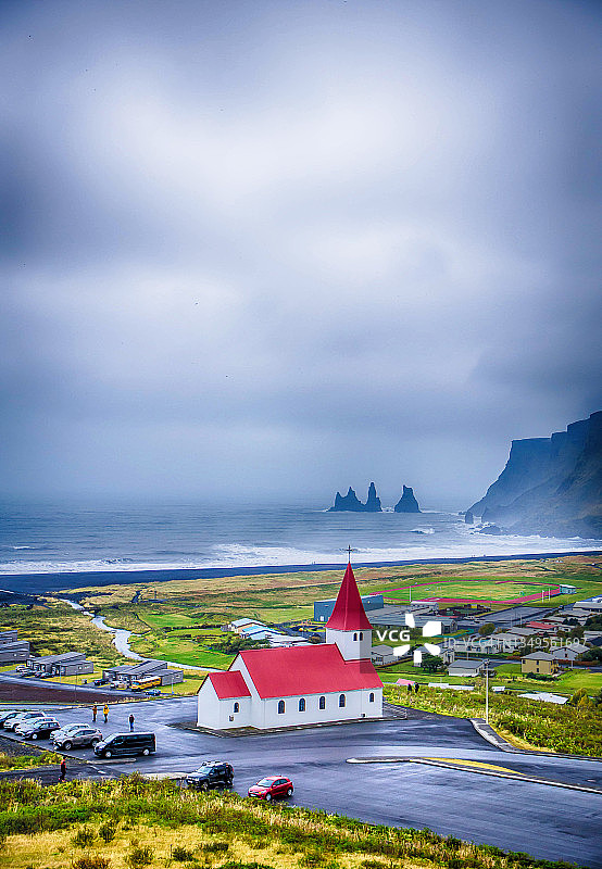 南冰岛维克镇的教堂，秋雨时节图片素材
