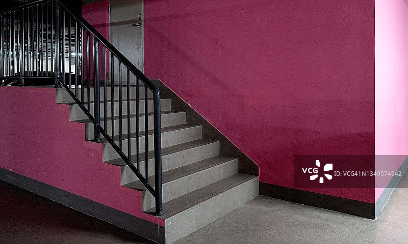 红色墙壁的楼梯图片素材