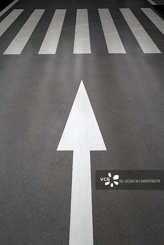 沥青路面上指南图标的高角度视图图片素材