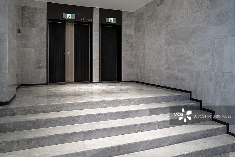 现代建筑门口的楼梯图片素材