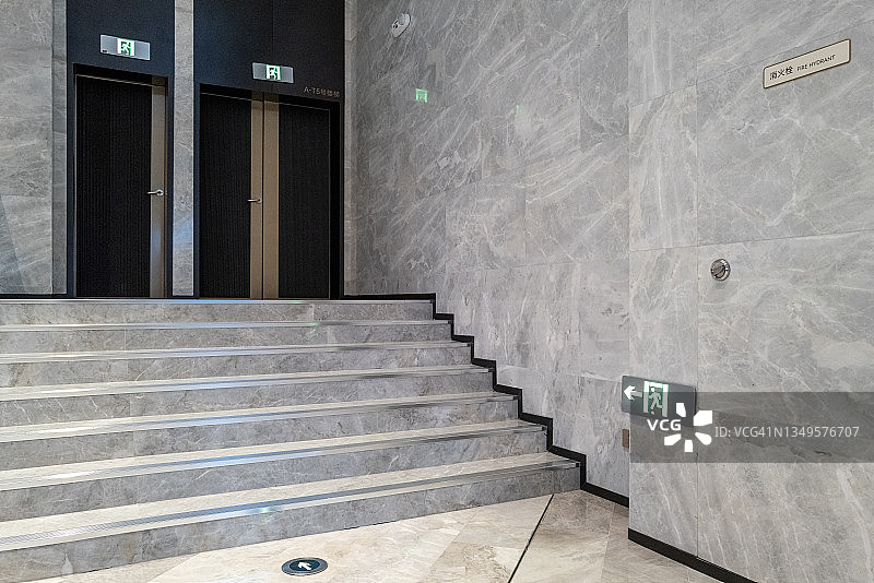 大理石墙面和空楼梯图片素材