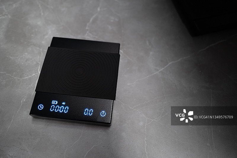 大理石桌面上的电子秤图片素材