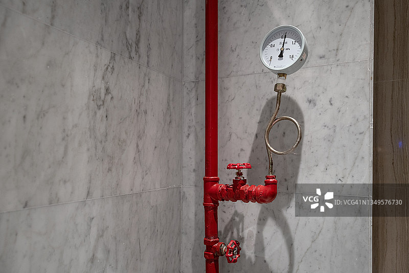 红色消防水带和压力表图片素材