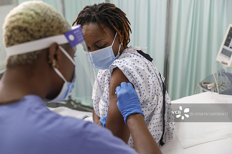 住院期间接受新冠疫苗接种的黑人妇女图片素材