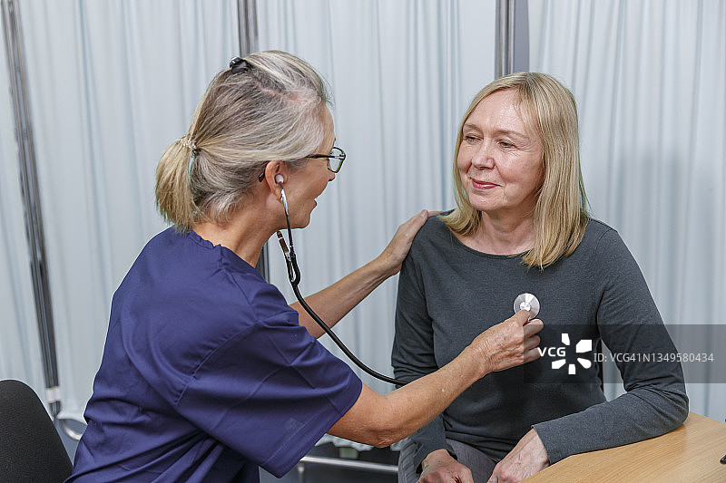 女医生为女人检查心脏图片素材