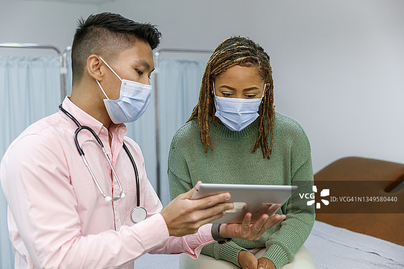 与医生交谈的出院女人图片素材