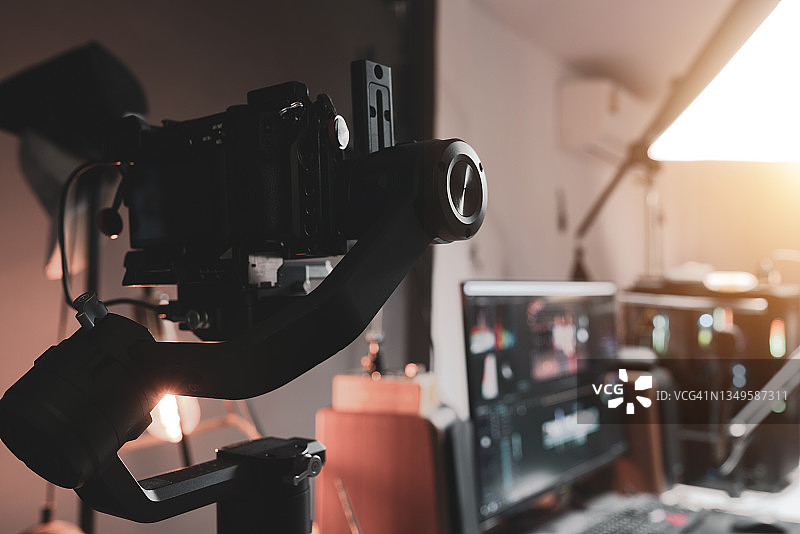 桌面PC上的手持云台特写图片素材