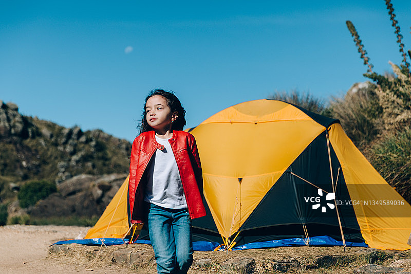 在露营地的女孩图片素材