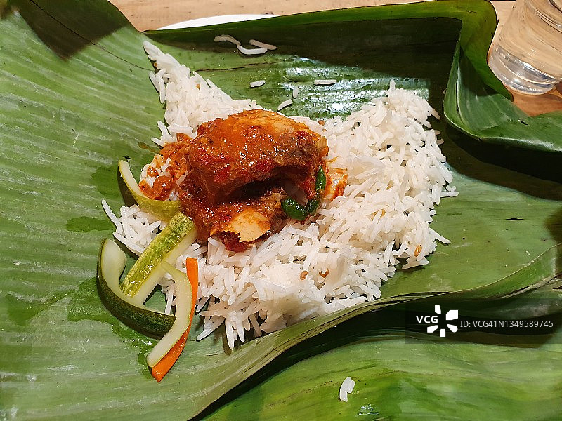 椰浆蒸饭配叁巴鸡肉和腌黄瓜胡萝卜图片素材