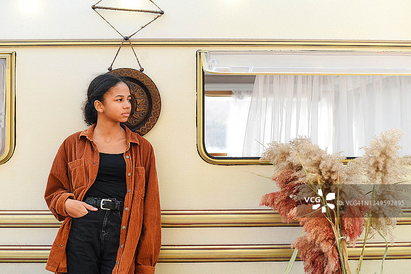 拖车附近的深色皮肤少女图片素材