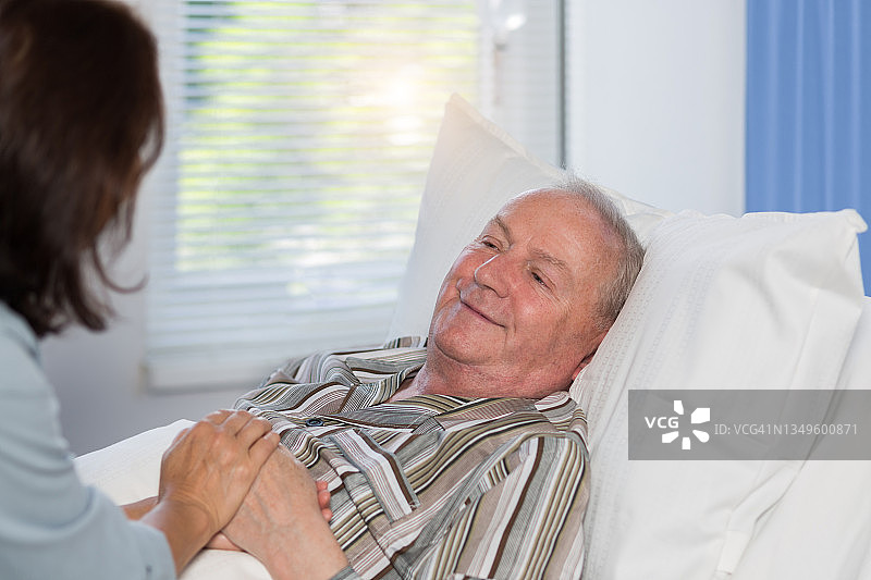 女人在床上与年长的男人交谈图片素材