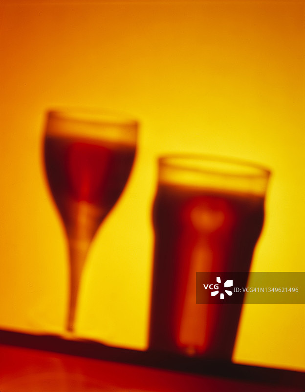 啤酒和葡萄酒杯的阴影图片素材