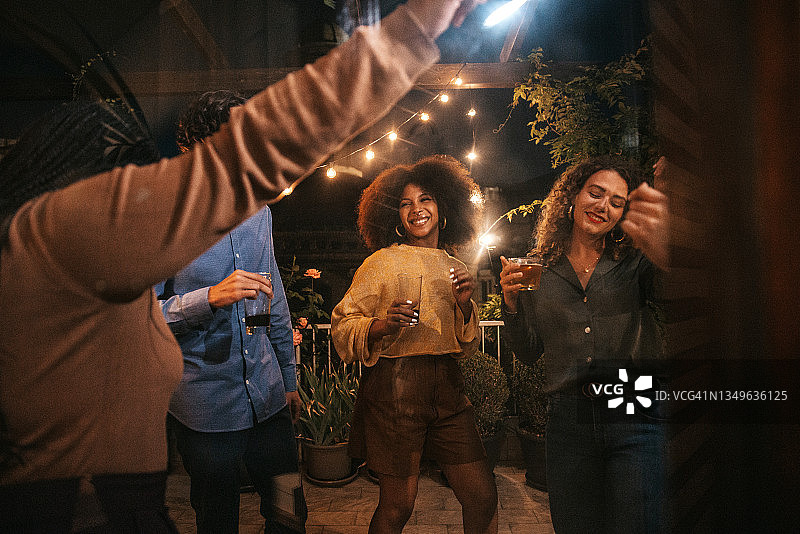 朋友们庆祝年末！图片素材