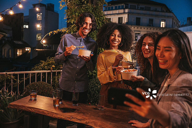 朋友们在屋顶派对上自拍图片素材