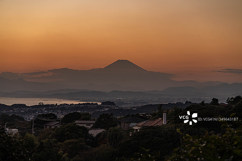 日本神奈川县海边的住宅区与富士山图片素材