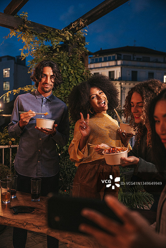 朋友们在屋顶派对上自拍图片素材