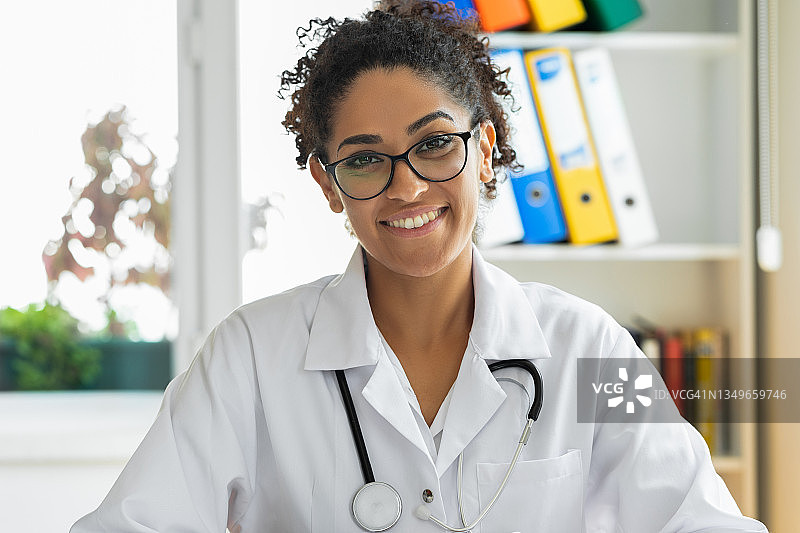 医生通过视频通话进行远程医疗图片素材