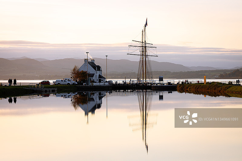 苏格兰喀里多尼亚运河海闸小屋日落图片素材