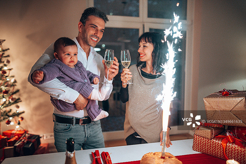在家庆祝宝宝一周岁生日图片素材