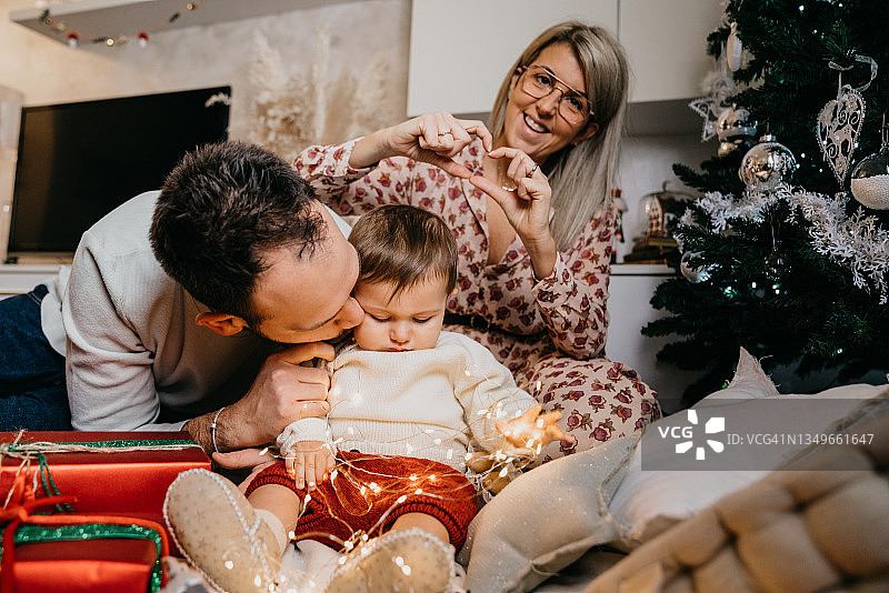 幸福家庭在圣诞树旁图片素材