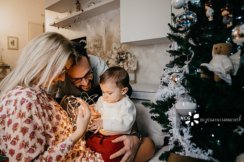 幸福家庭在圣诞树旁图片素材
