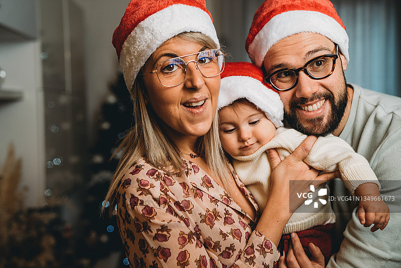 在家中圣诞树旁的家庭合影图片素材