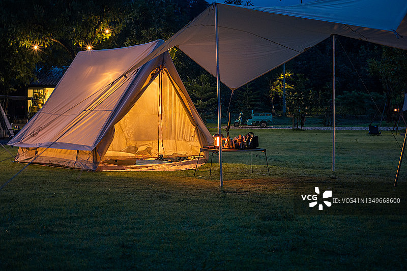 森林中被照亮的露营帐篷图片素材
