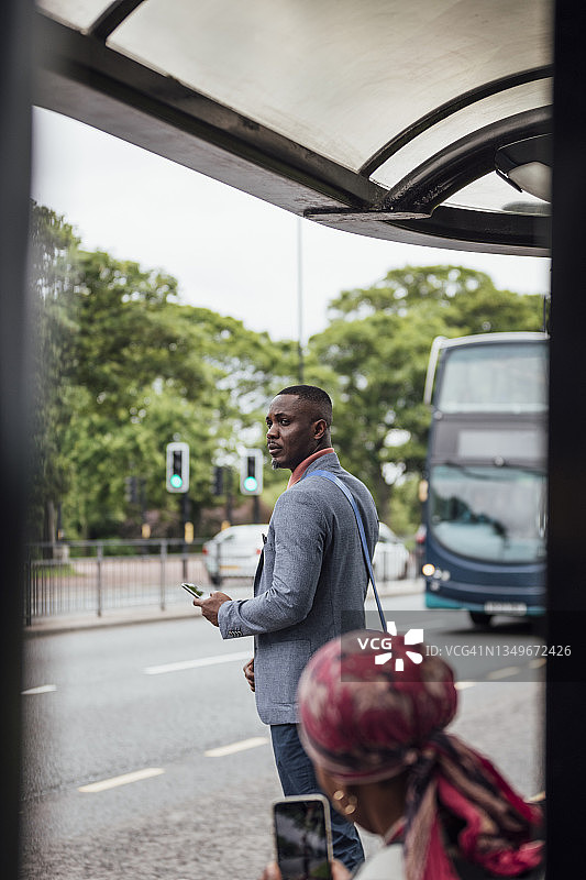 在公共汽车站耐心等待图片素材