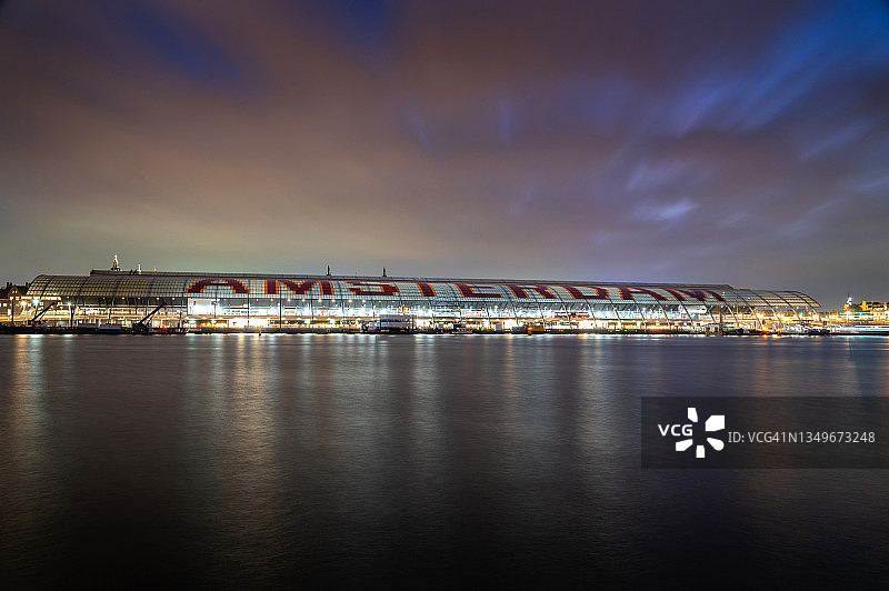 夜幕下的阿姆斯特丹火车站后侧图片素材
