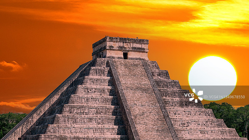 墨西哥尤卡坦半岛奇琴伊察金字塔图片素材