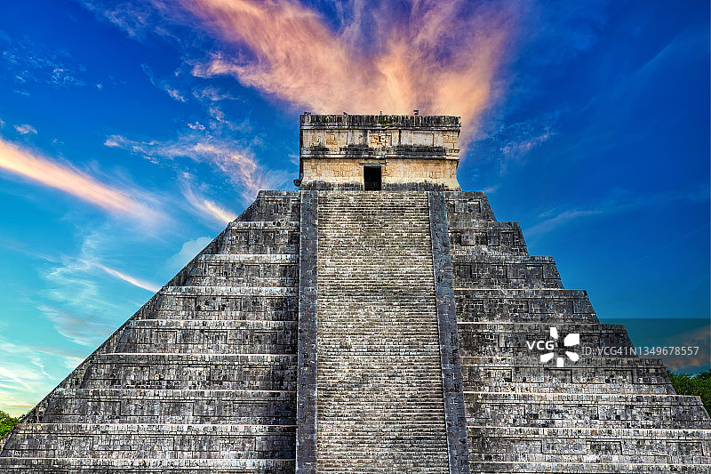 墨西哥尤卡坦半岛奇琴伊察金字塔图片素材