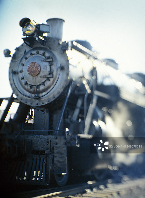 行驶在铁轨上的老式蒸汽机车图片素材