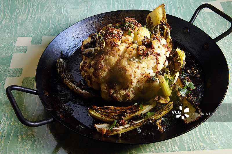 铁锅烤花椰菜图片素材