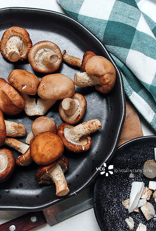 黑盘上的香菇图片素材