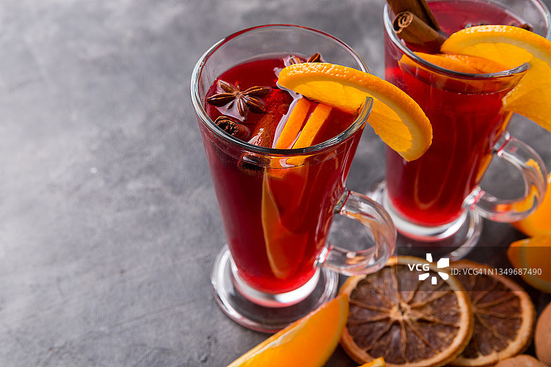 两杯热红酒，冬季热饮图片素材