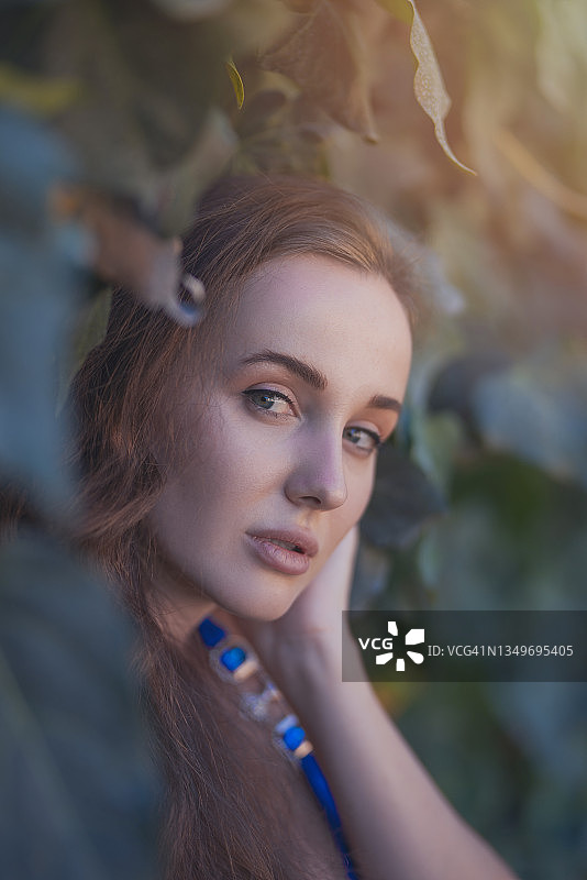 比基尼女性肖像，绿色背景图片素材