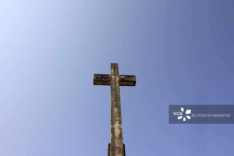 蓝天下方的十字架图片素材